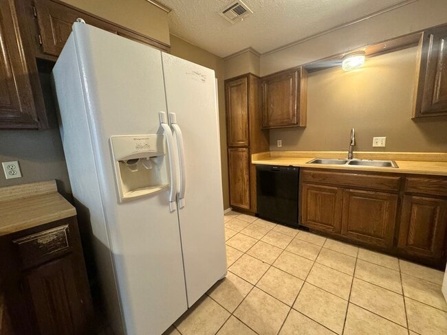 Building Photo - Gorgeous 3 Bedroom 2 bathroom duplex In Br...