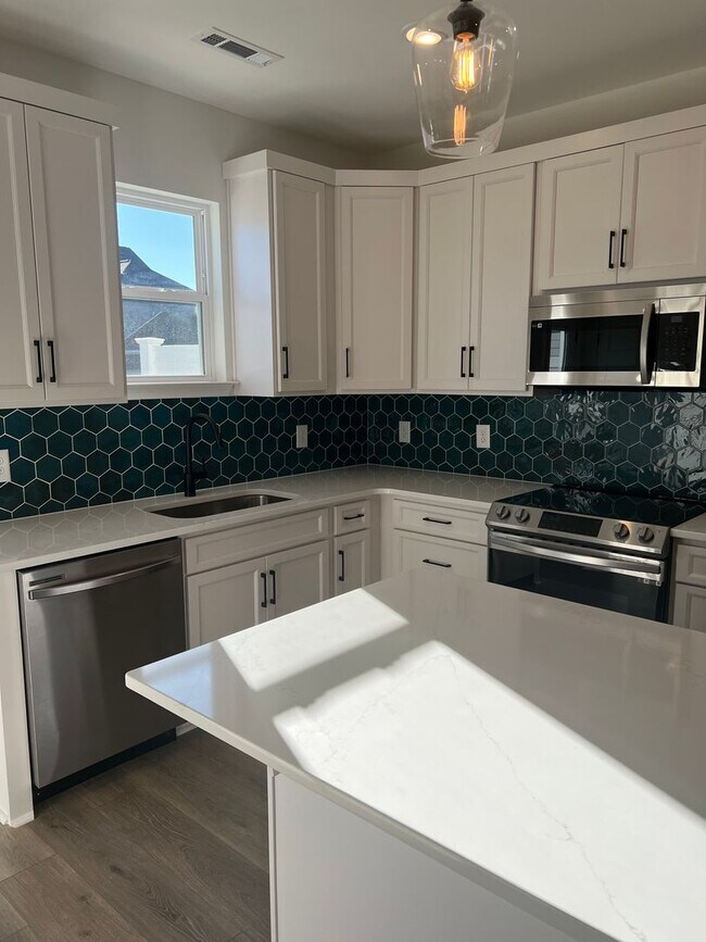 Building Photo - Beautiful Townhome in Spring Hill!