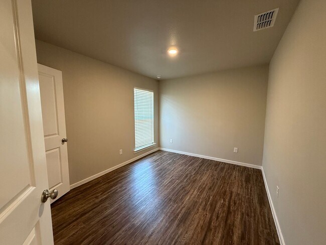 Building Photo - Willowbend Townhome Now Available