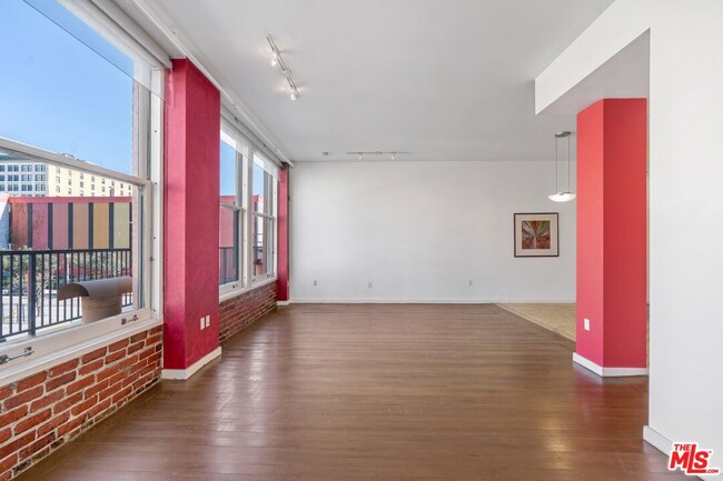 Building Photo - 257 S Spring St