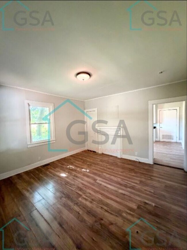 Building Photo - 2 bedroom 1 bathroom House AVAILABLE NOW