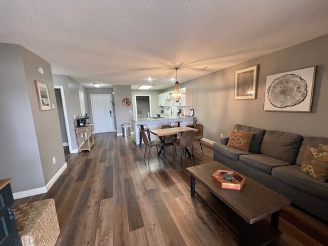 Building Photo - Furnished 2 bedroom 2 bath - Garden Level