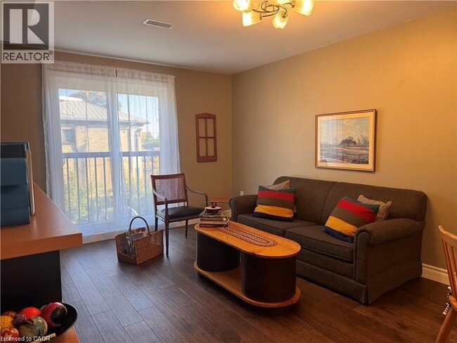 Photo du bâtiment - 122 Courtland Ave E