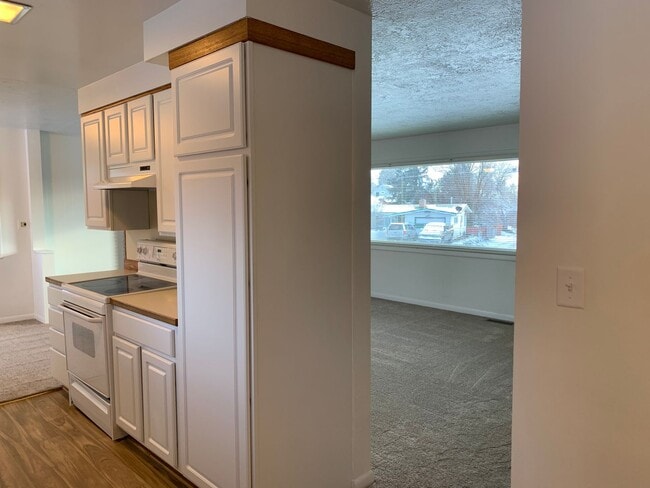 Building Photo - 3 Bedroom, 1.5 Bath House in Pacific Terrace neighborhood