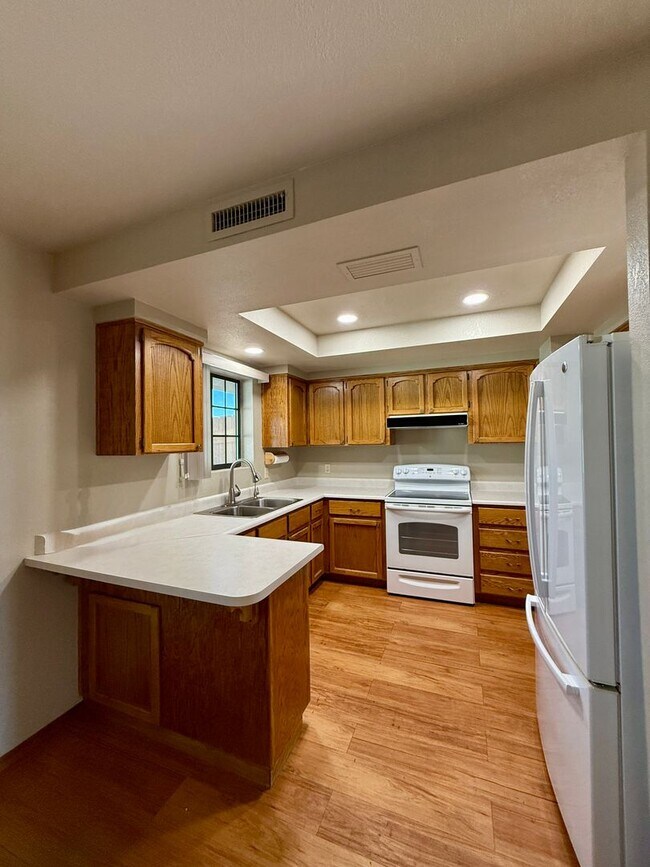 Foto del edificio - PENDING Long term - Unfurnished - Pool Home