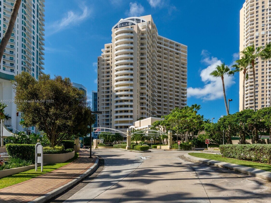 Primary Photo - 888 Brickell Key Dr