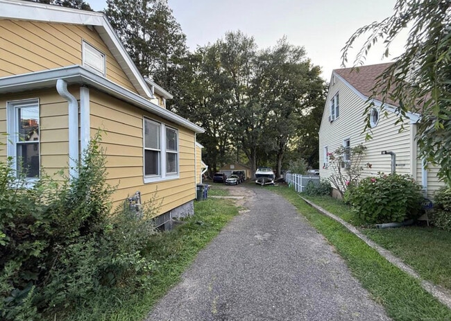 Building Photo - 863 Briarwood Ave