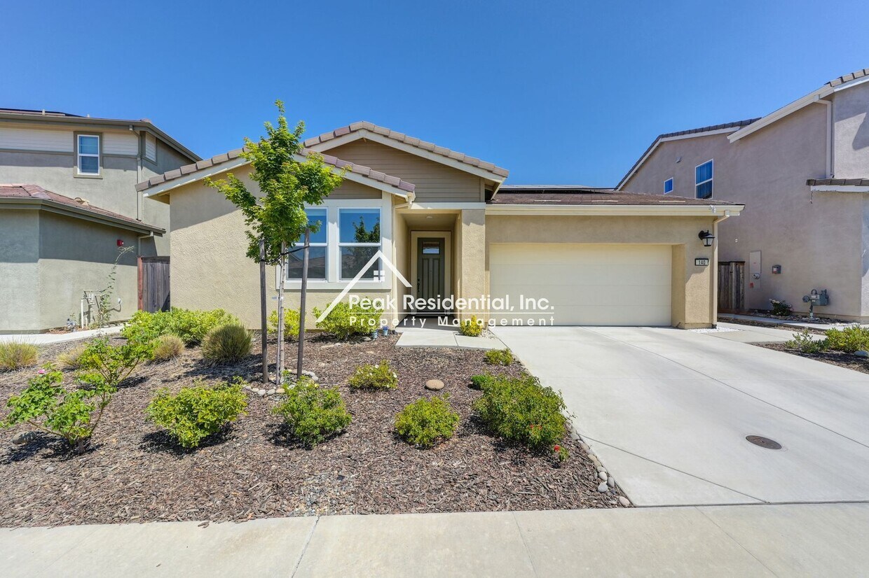 Foto principal - Beautiful 4bd/2ba Lincoln Home!