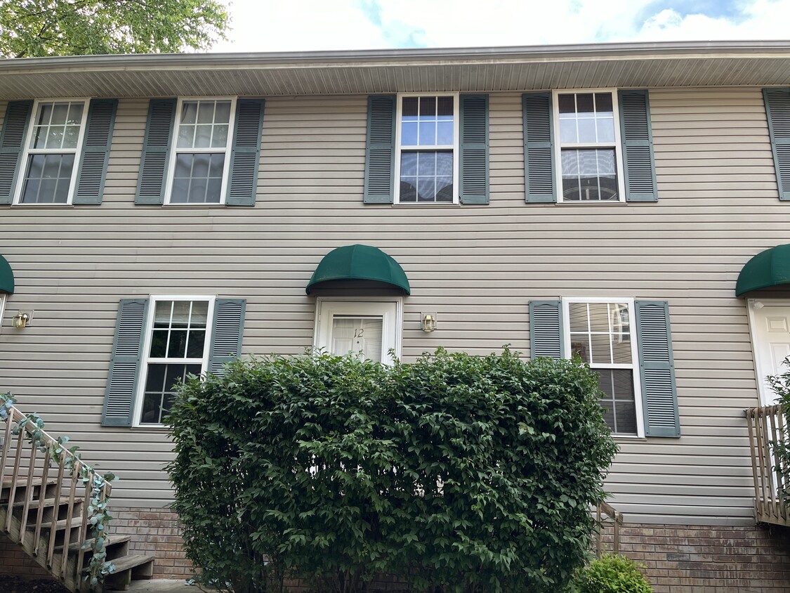 Primary Photo - 12 Lake Village Ct