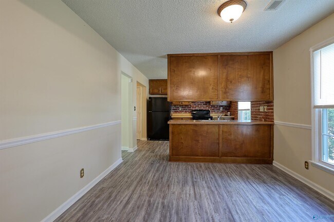 Foto del edificio - 805 Crestview Dr