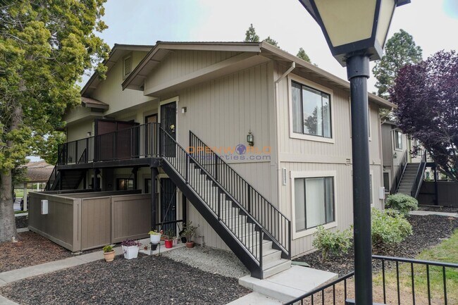 Foto del edificio - 2 Bed | 2 Bath | Light, Bright & Airy Cond...