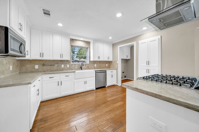 Foto del edificio - Welcome to this stunning 4-bedroom, 2.5-bath home on a quarter of an acre lot nestled in the high...