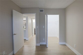 Building Photo - 5329 Summerlin Rd