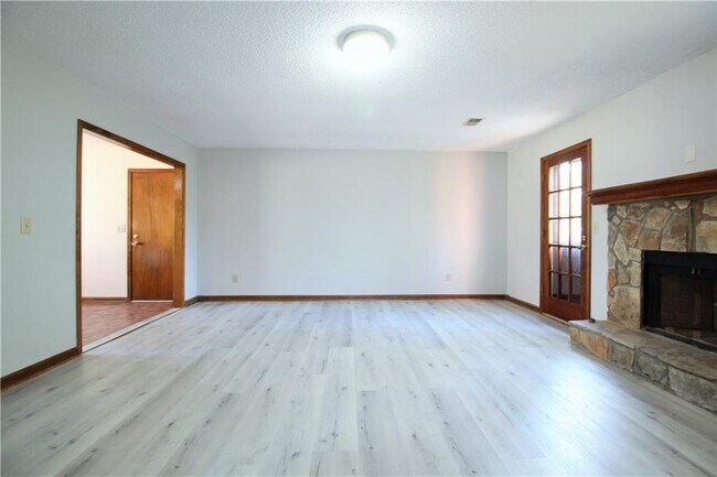 Building Photo - 585 Wayside Dr