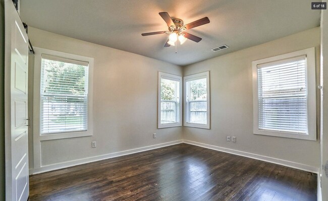 Foto del edificio - 3315 E 8th St