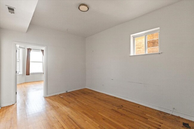 Foto del edificio - 3133 W Augusta Blvd