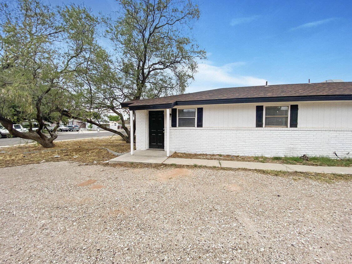 Primary Photo - 105 E Wolfcamp Dr