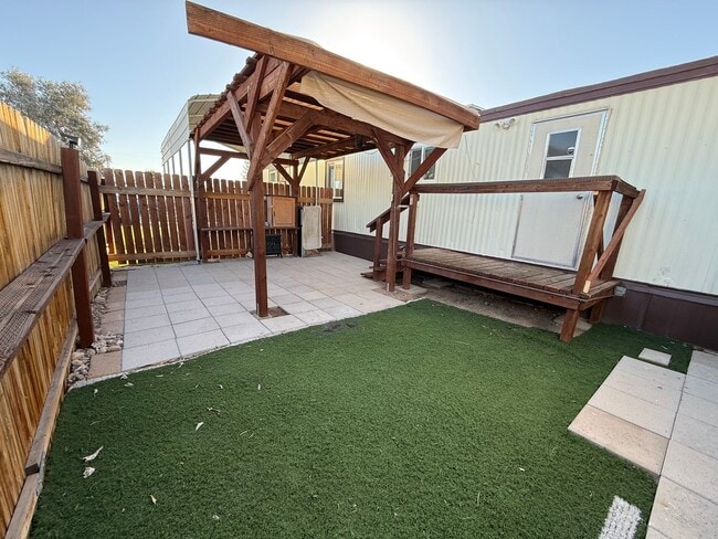 Building Photo - Cute 1.5 Bdrm w/ Toy Parking.