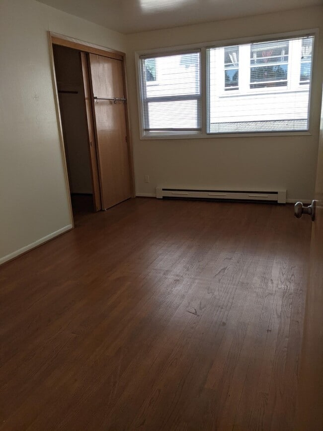 bedroom - 4504 Woodlawn Ave N