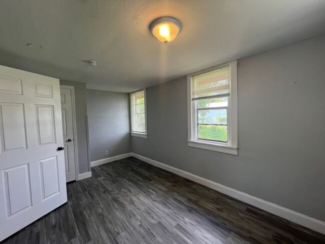 Building Photo - 205 4th St
