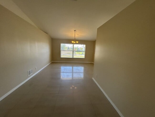 Building Photo - Freshly painted interior and spacious  3/2  home