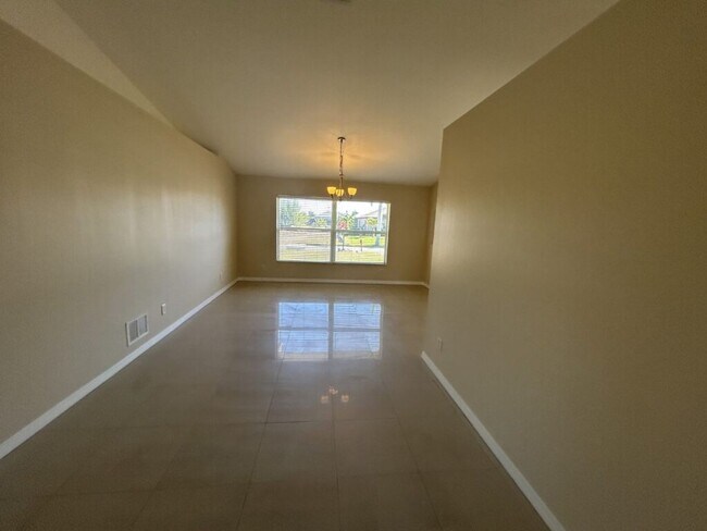 Foto del edificio - Freshly painted interior and spacious  3/2  home