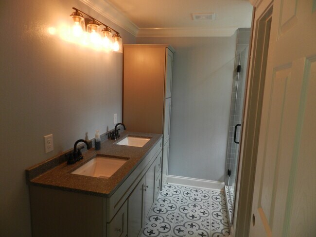 Master bathroom - 5315 Avenue R