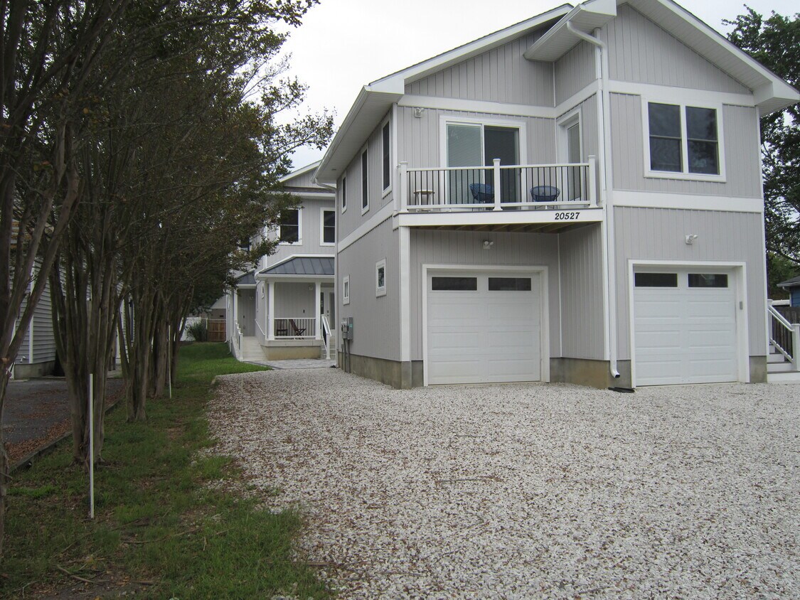 Vista exterior de la calle con balcón - 20527 Washington St