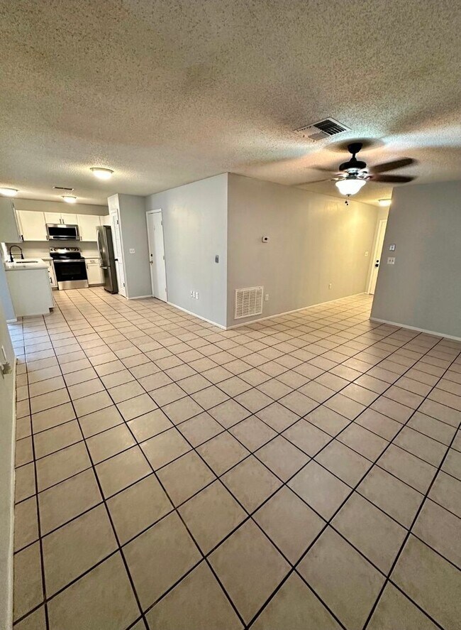 Foto del edificio - 3 bedroom 2 bathroom house fully fenced in...
