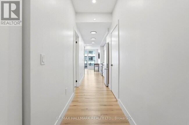 Building Photo - 5 Wellington St S