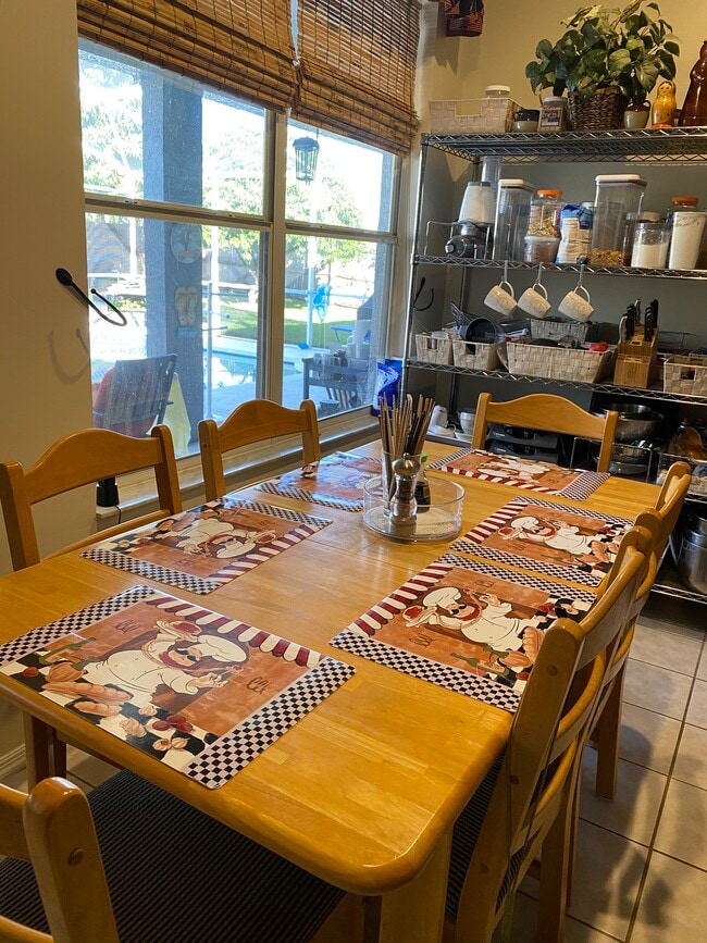 Eat-in kitchen - 270 Suncrest Ct