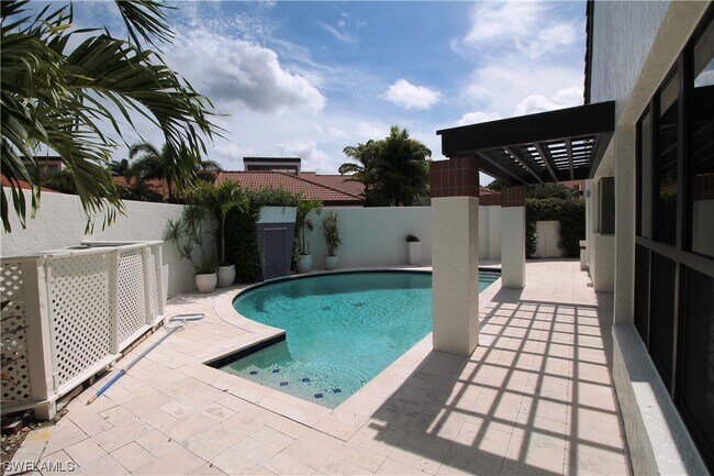 Foto del edificio - 548 Bay Villas Ln