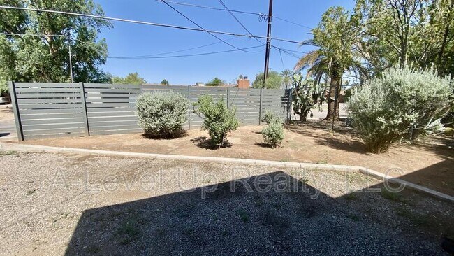 Foto del edificio - 1418 N Jones Blvd
