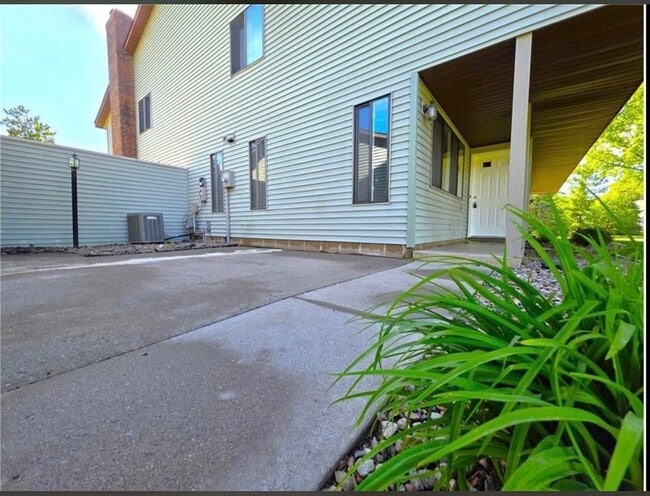 Foto del edificio - 4710 Lenore Ln