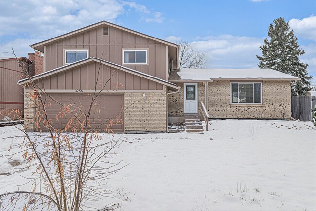 Building Photo - 3 bedroom 2.5 bathroom in Heather Ridge!