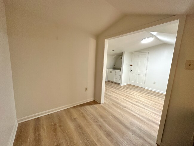 Building Photo - Garden District Studio Apartment, All Utilities Included!