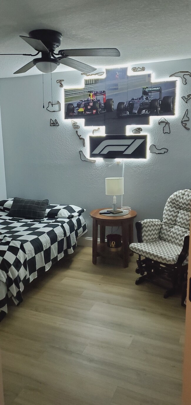 pare room with full size futon - 920 Hugo Cir