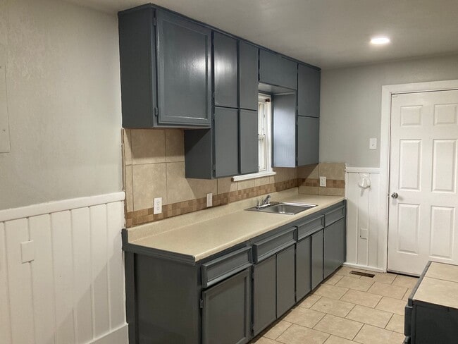 Building Photo - 303 W Kittyhawk Dr