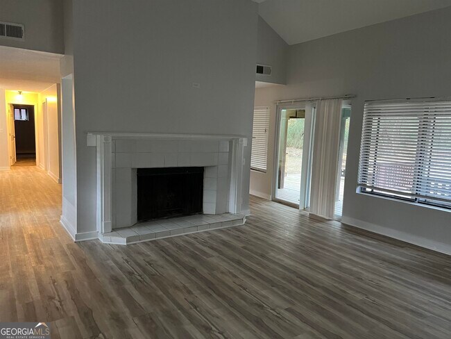 Building Photo - 20 Fairway Ln