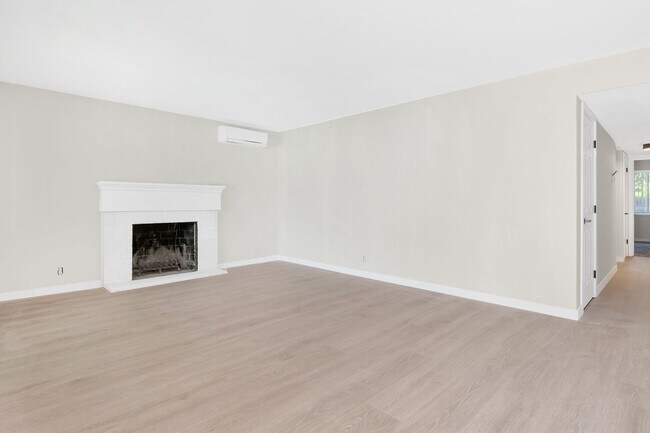 Foto del edificio - 611-613 Russell Boulevard
