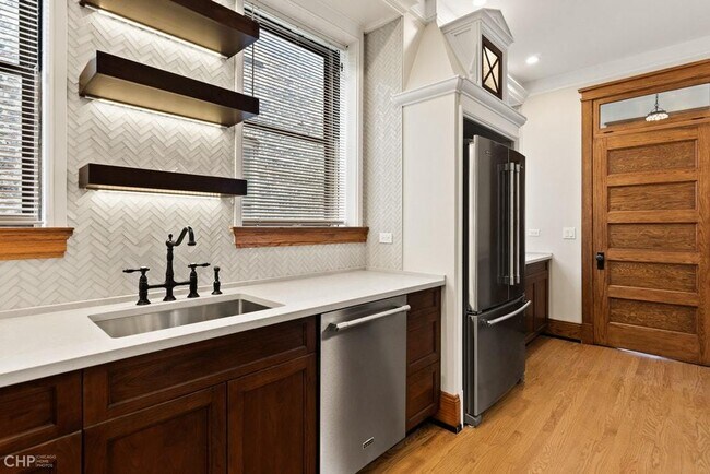Foto del edificio - 5825 N Kenmore Ave