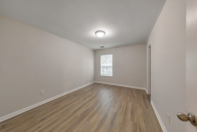 Building Photo - 2830 Mayfair Dr