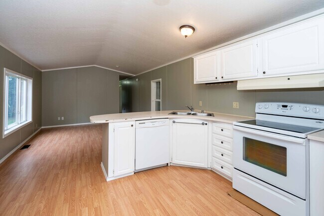 Foto del edificio - Country Living on a Private Acreage in Camas  - 2 Bedroom 1 Bath Manufactured Home