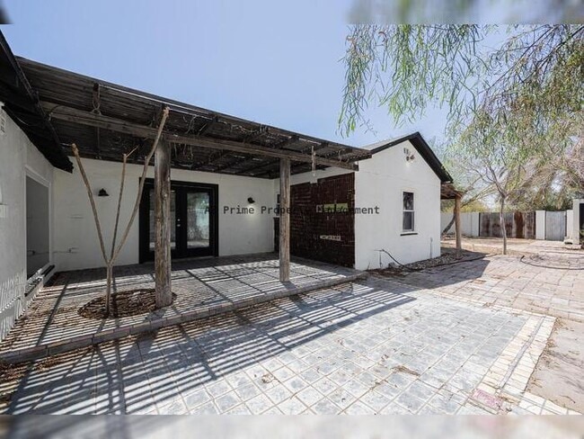 Building Photo - 1429 E Palm Ln