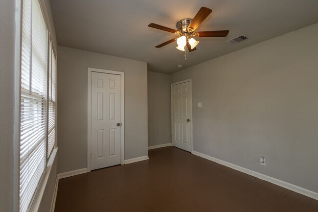 Building Photo - Move in ready 3 bedroom, 1 bath in 77703!