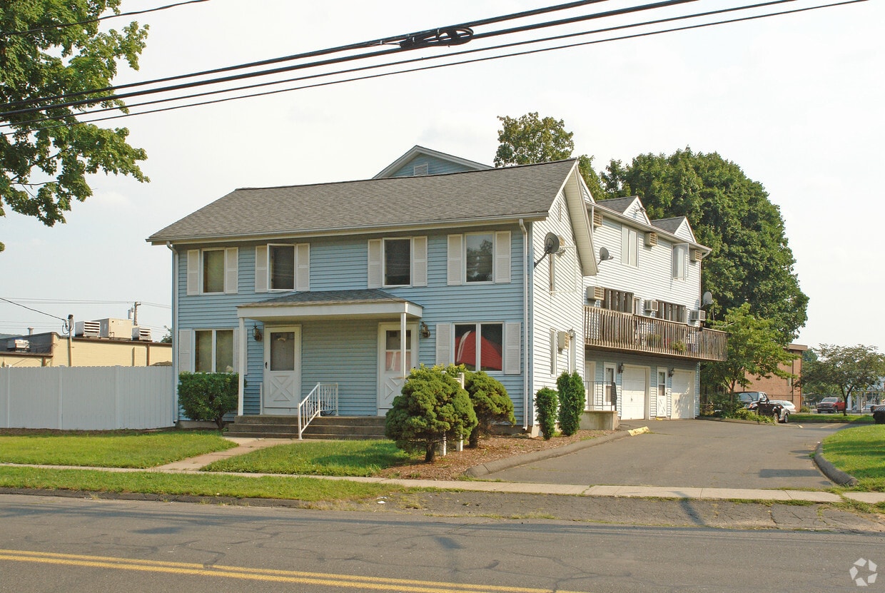 maple grove Apartments in Plainville, CT
