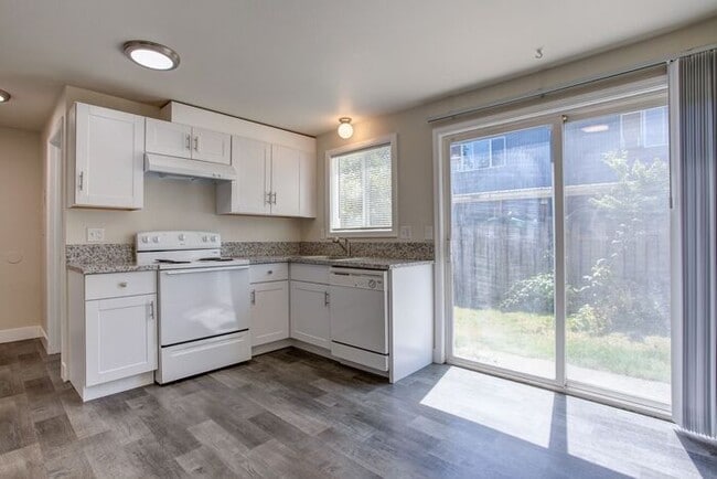 Building Photo - 2 bedroom unit available!! Pets OK!