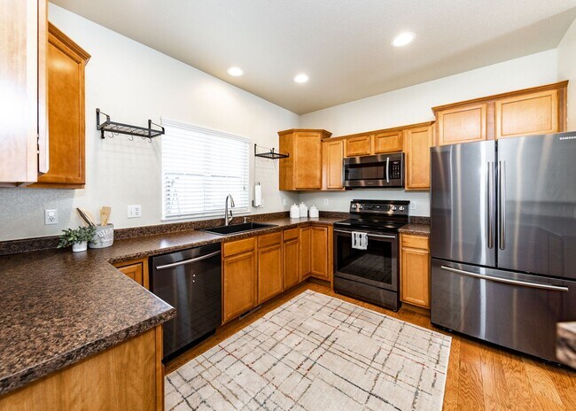 Foto del edificio - Cute End Unit 3 Bedroom Townhome in Lorson Ranch Next to Open Space