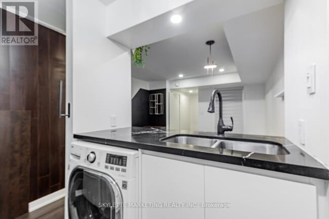 Building Photo - 3 Everson Dr