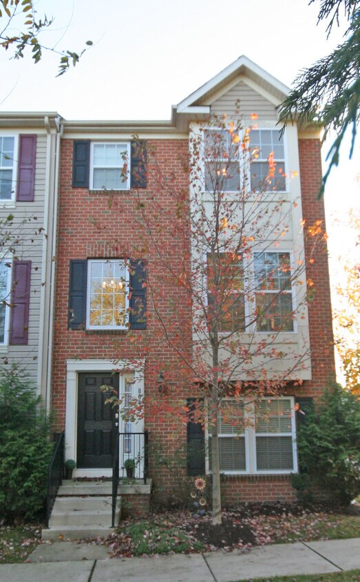Foto principal - Month to month rental in huge EOG townhouse!